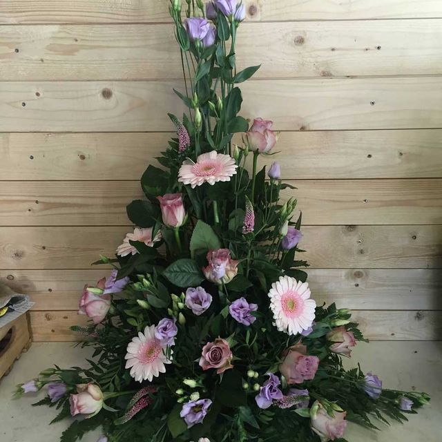 Rosa och lila blommor begravning