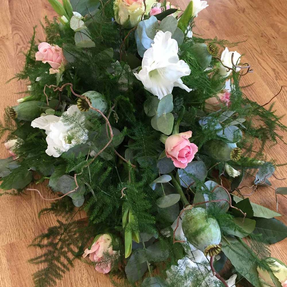 Rosa rosor, vita blommor till begravning