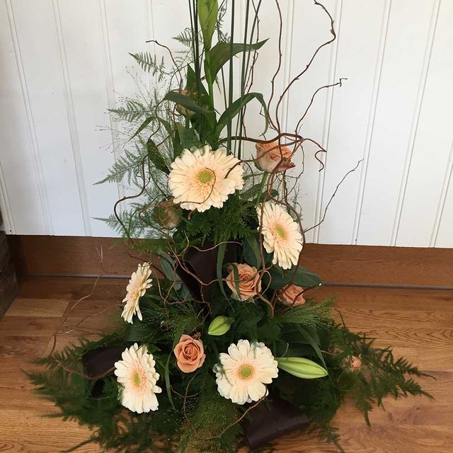 Aprikosa blommor, orange rosor begravning