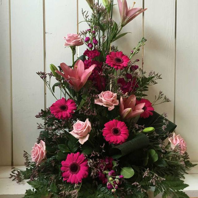 Mörkrosa blommor, ljusrosa liljor till begravning