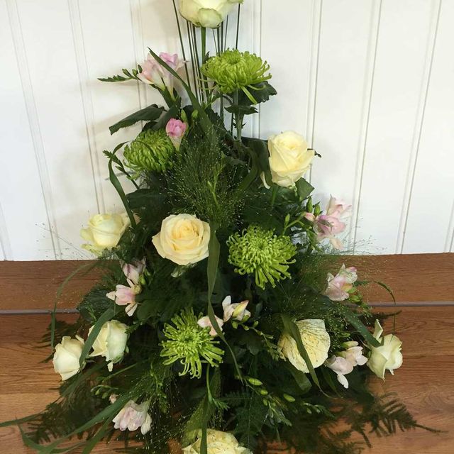 Gula rosor, rosa blommor till begravning, kista