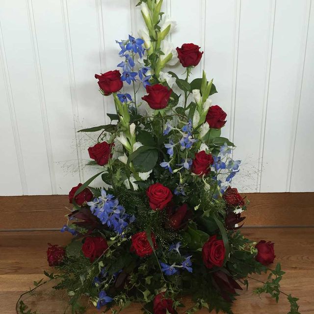 Röda rosor, lila små blommor till begravning