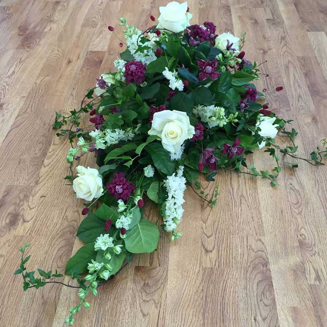Kistdekoration, blommor i lila och vitt, rosor