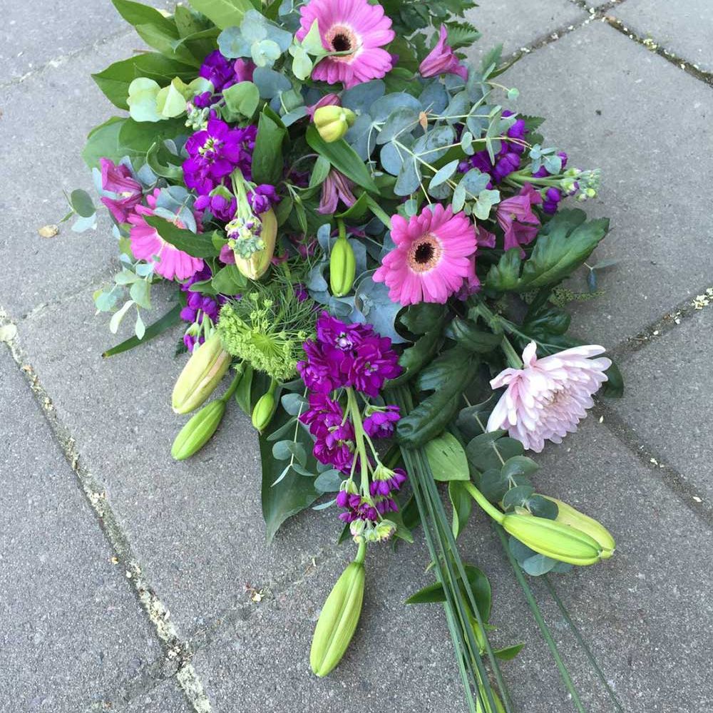 Lila och rosa, liljor blommor till begravning
