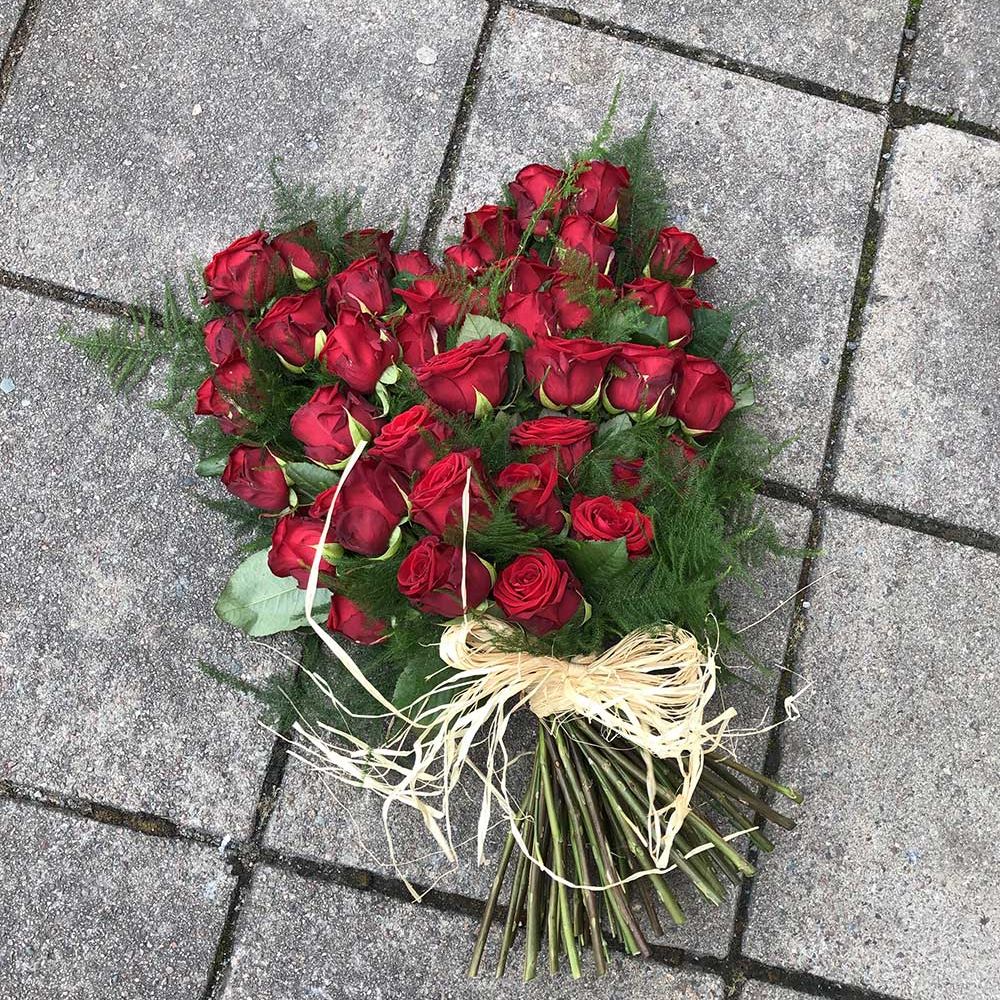 Kistdekoration, röda rosor i form av ett hjärta