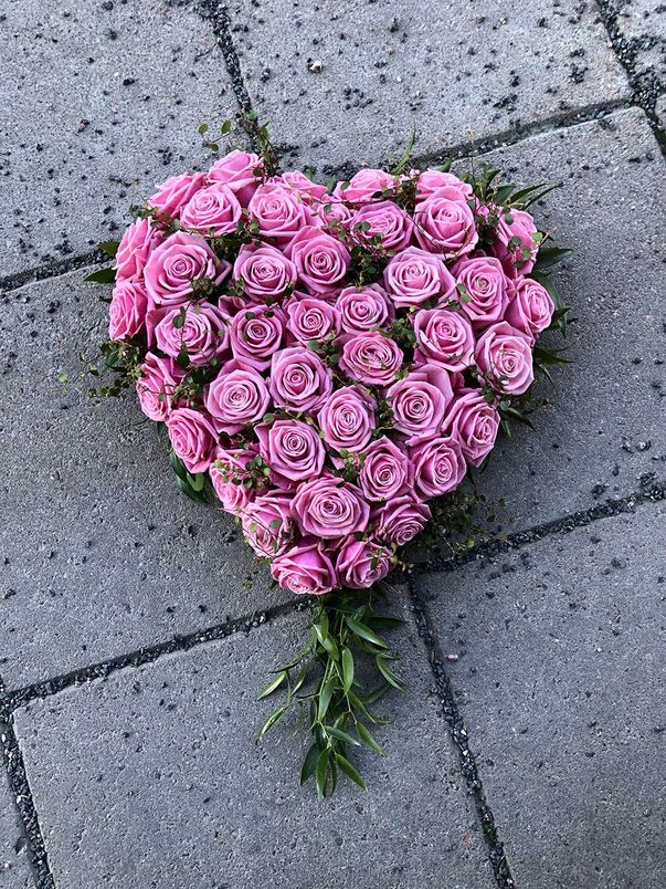 Rosa rosor i ett hjärta - begravningsblomma